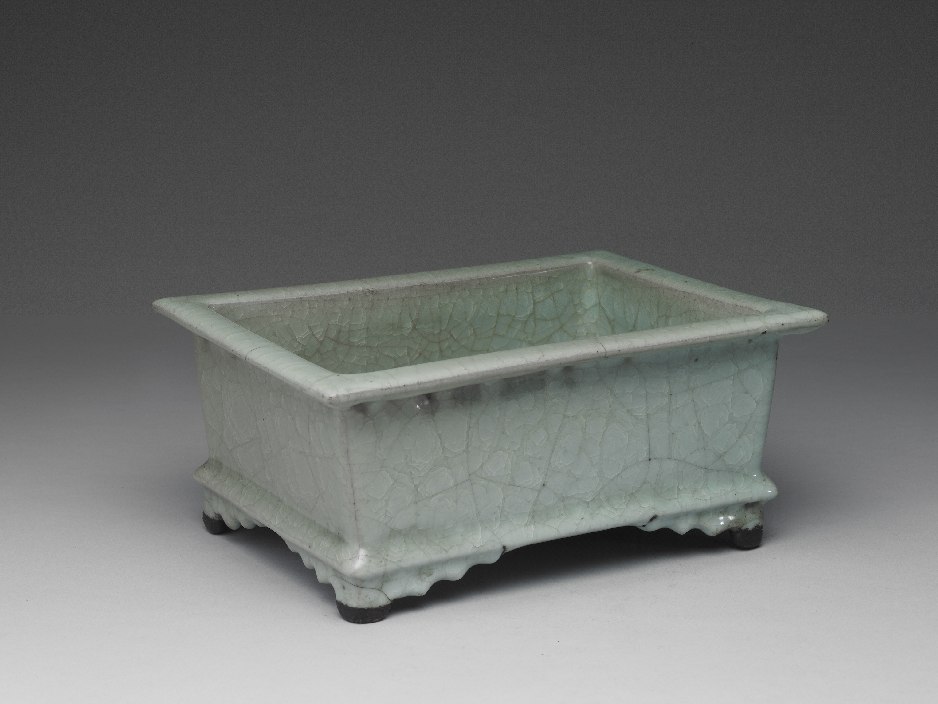 Rectangular basin with celadon glaze
Guan ware, Southern Song dynasty, 12th-13th century
